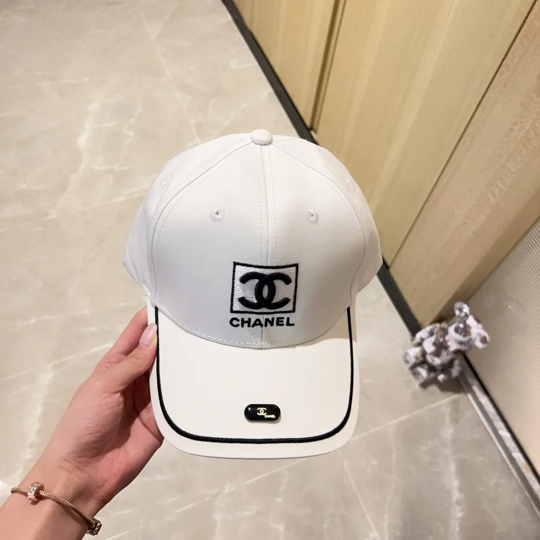 Новинка сезона весна/лето 2023 от Chanel - бейсболка - белая