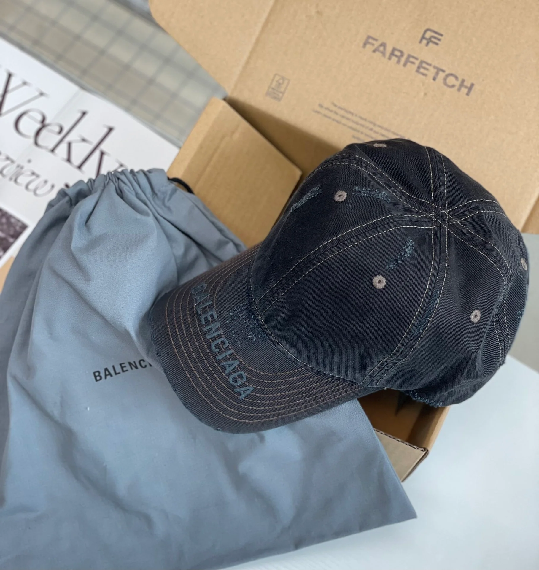 Бейсболка Balenciaga с эффектом потертости и вышитой надписью — темно-серый.