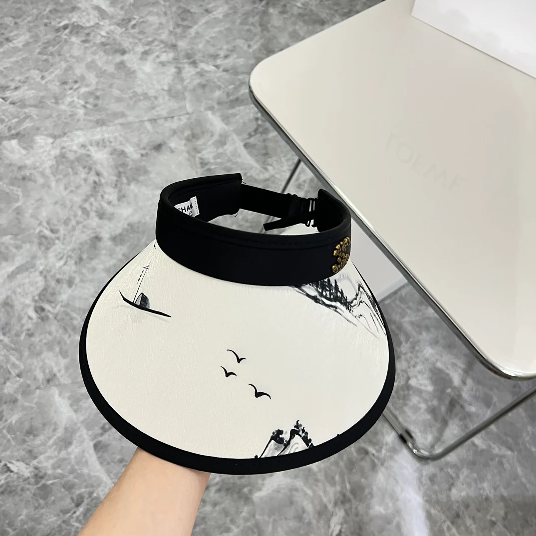 Новая картина тушью Chanel 2024: солнцезащитная шляпа - черная