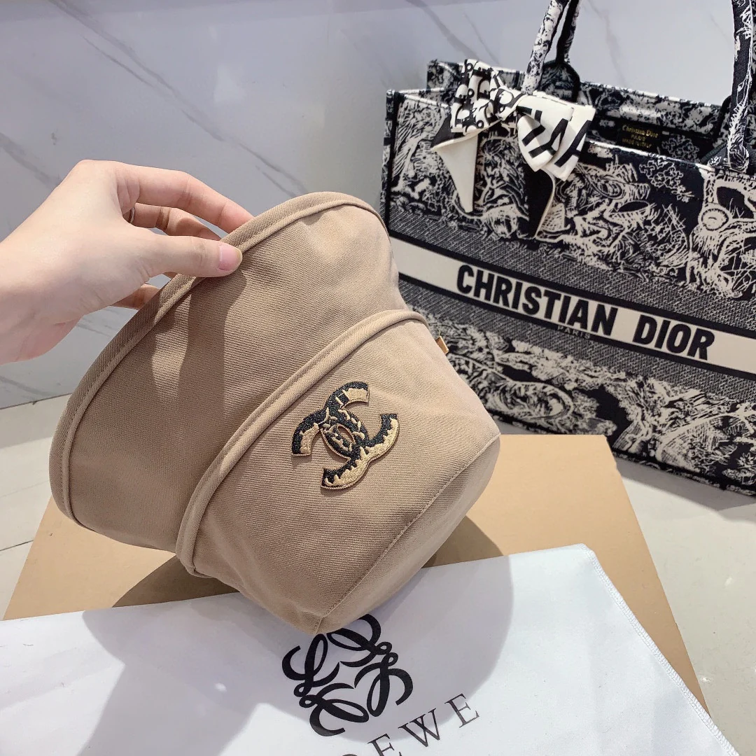 Новая коллекция Chanel ?Рыбацкая шляпа? сезона начало осени 2023 года.