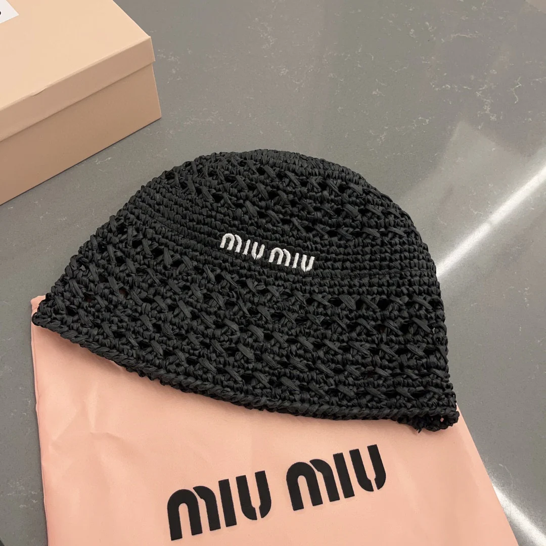 Новинка сезона весна/лето 2023 от Miu Miu - Вязаная крючком рыбацкая шапка - Черная