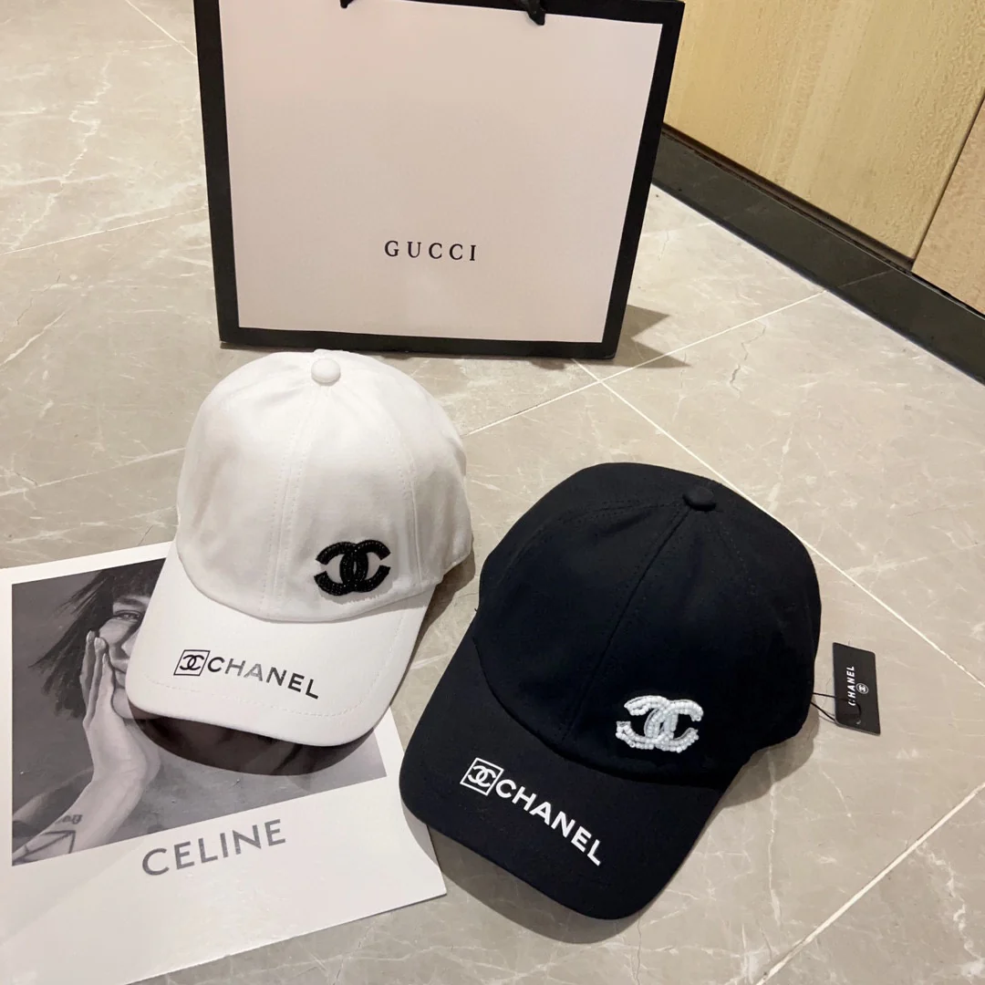 Новинка сезона весна/лето 2023 от Chanel - бейсболка с вышивкой - черная