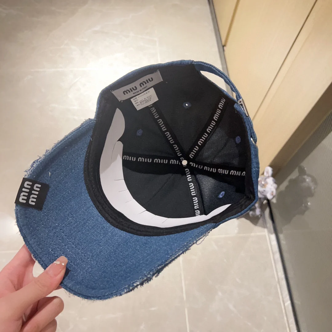 Новая джинсовая бейсболка Miu Miu 2023 в стиле бутика с бахромой — синяя.