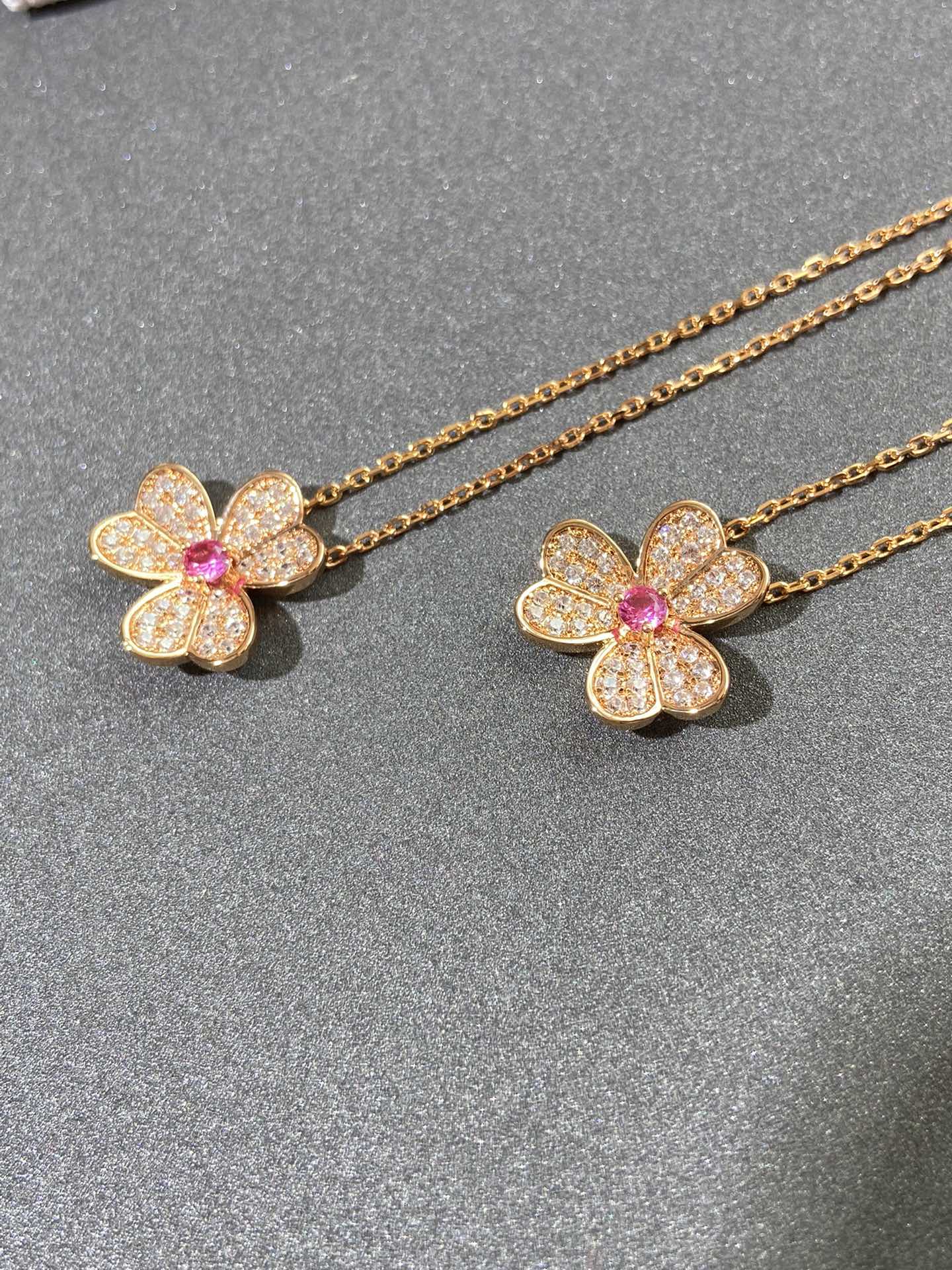 Van Vuitton - Колье 140