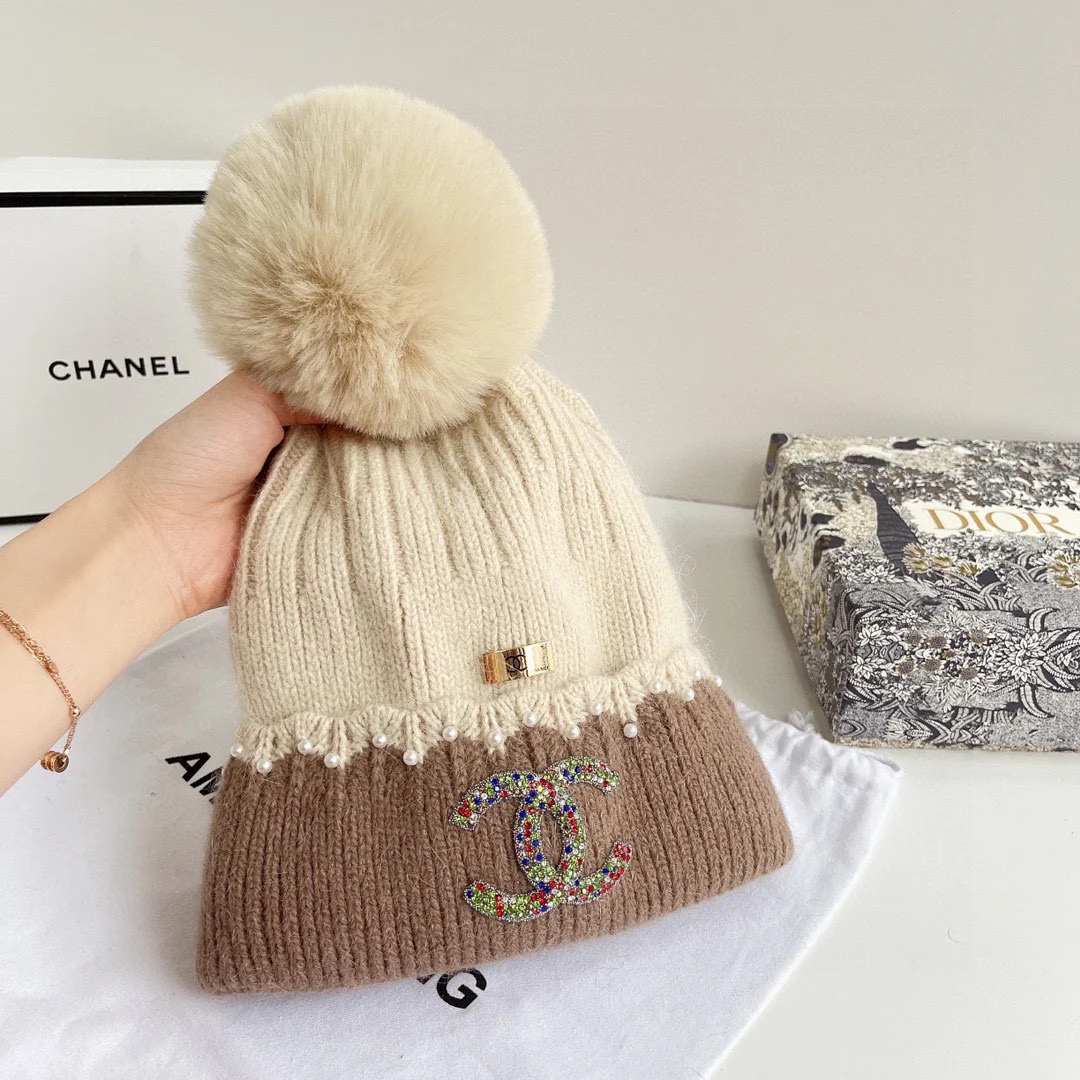 Chanel - Шапка с помпоном из кроличьего меха