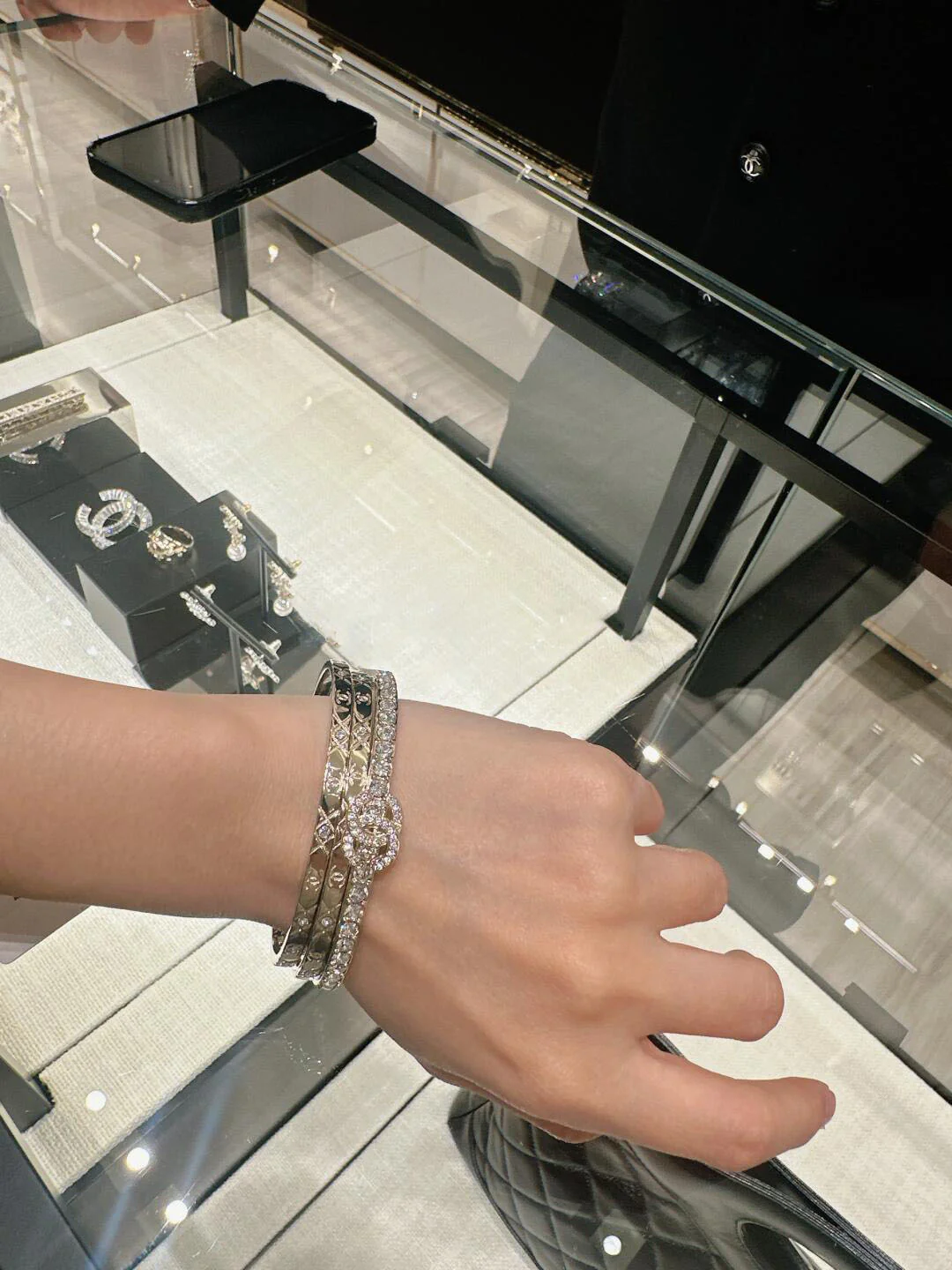 Браслет Chanel ?Три в одном? за 25 пенсов — множество вариантов ношения.