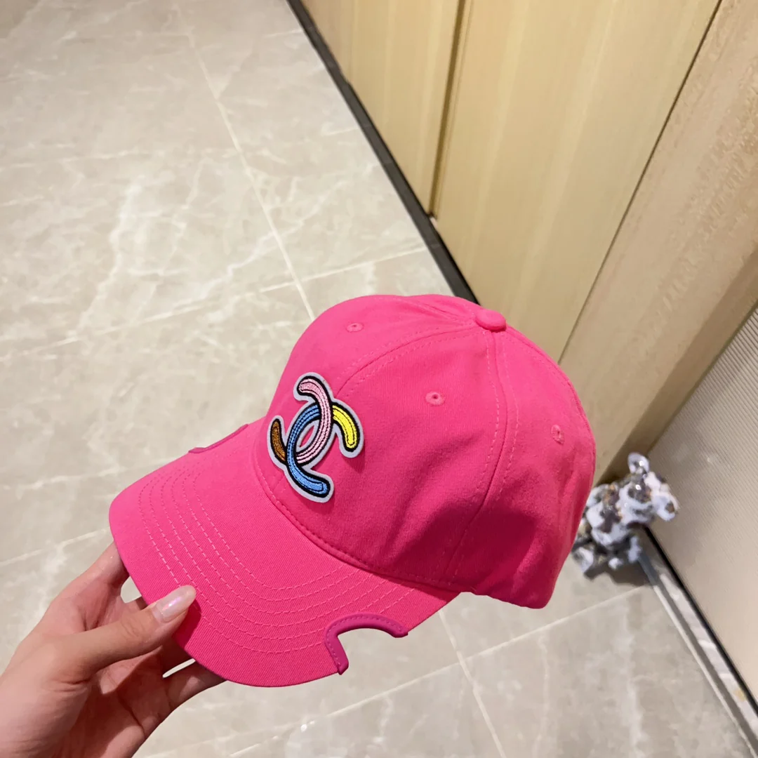 Новинка сезона весна/лето 2023 от Chanel - Бейсболка с неровным козырьком - Розовая