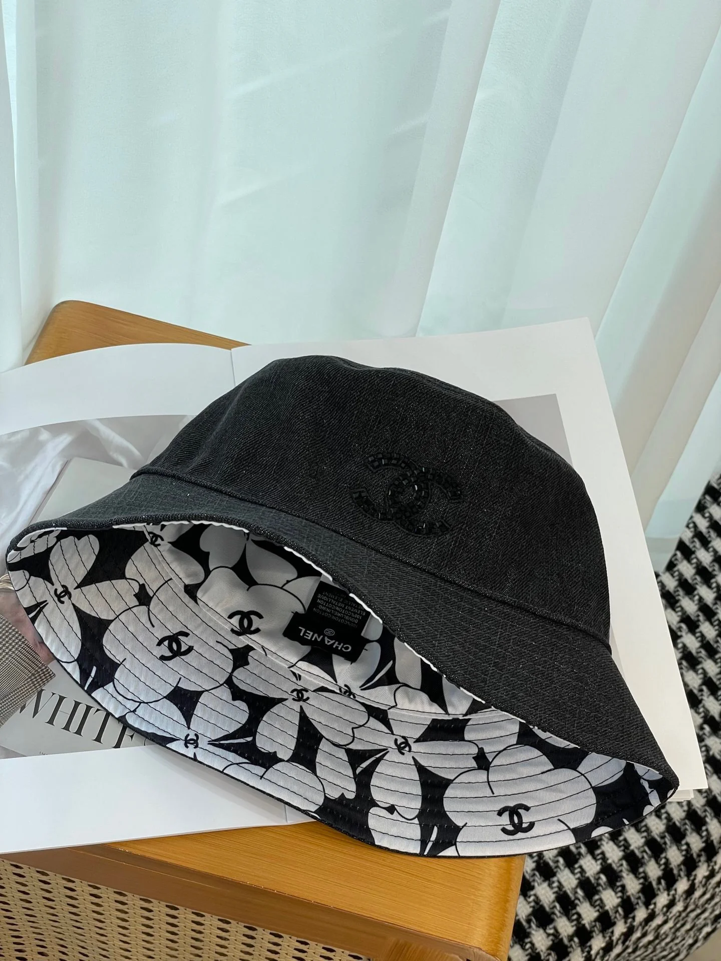 Chanel - Рыбацкая шляпа ручной работы, расшитая пайетками - Черная