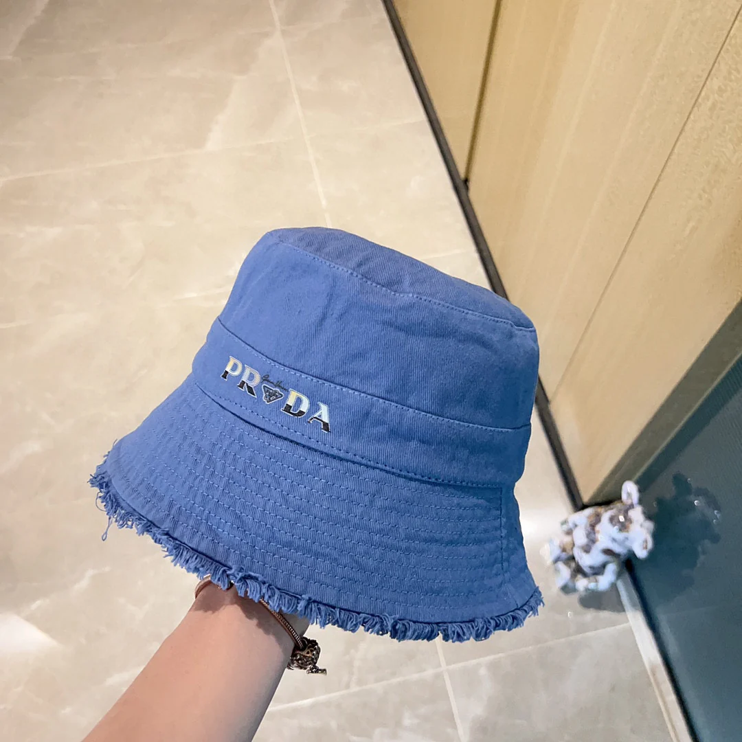 Новинка сезона весна/лето 2023 от Prada - джинсовая панама с кисточками.