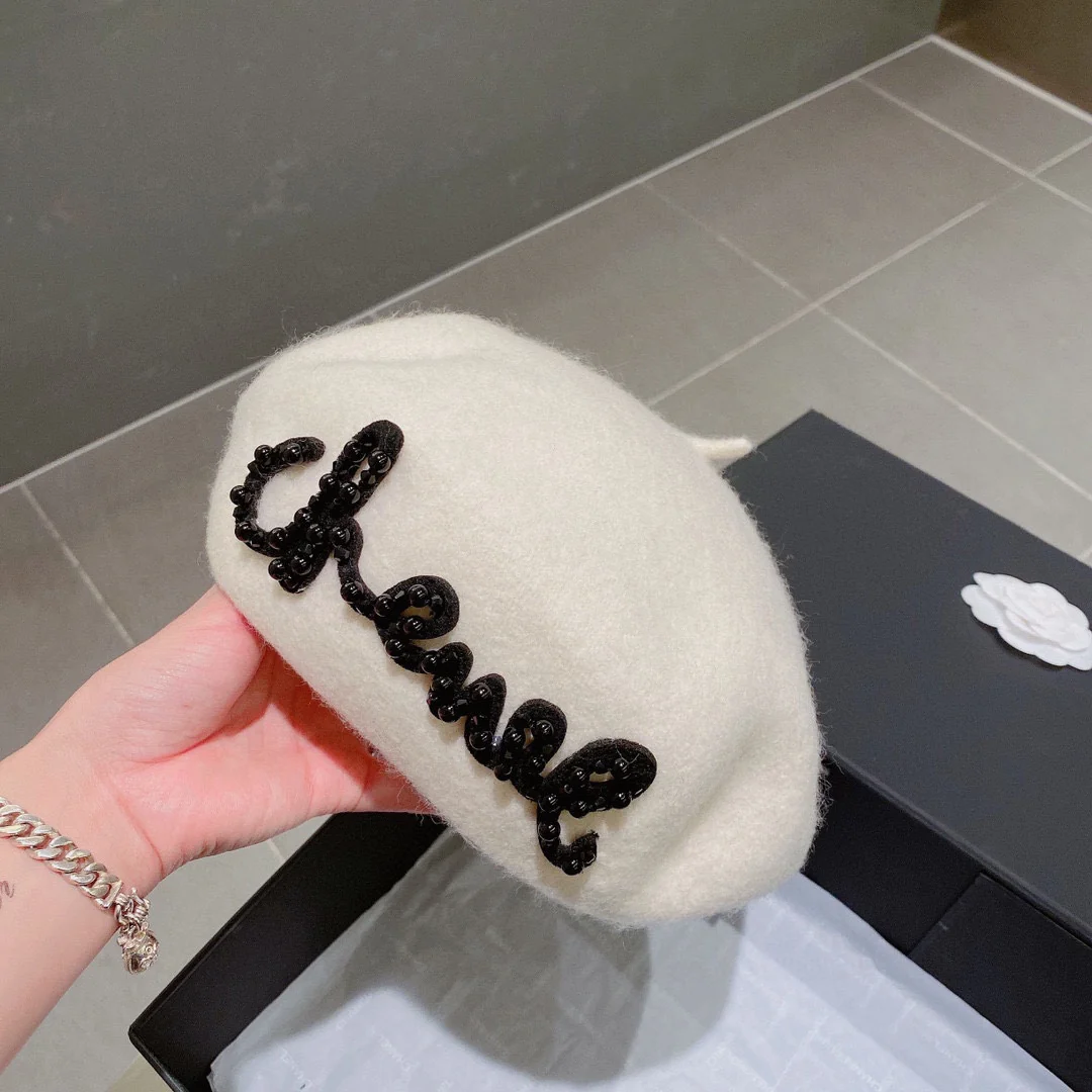 Шерстяной берет Chanel с вышивкой жемчугом - белый