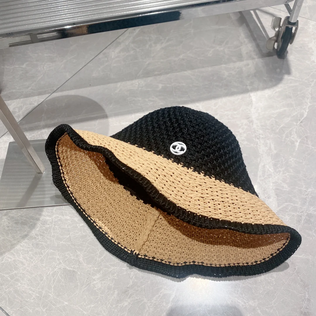 Соломенная рыбацкая шляпа Chanel - черная