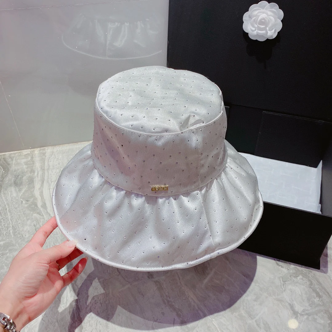 Атласная панама Gucci — высококачественные стразы, закрепленные методом термофиксации — регулируемая, складная, удобная для переноски.