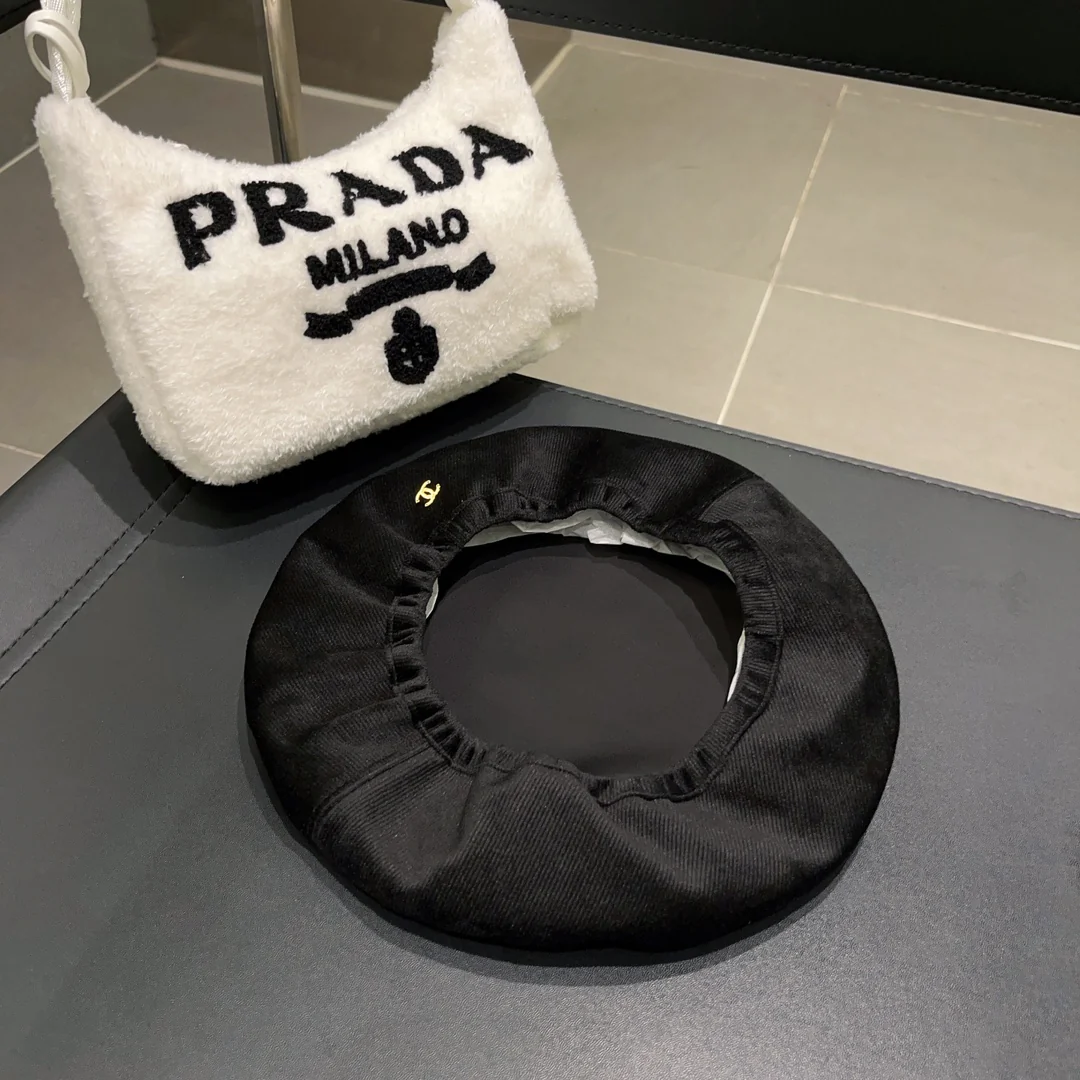 Вельветовый берет Chanel - черный