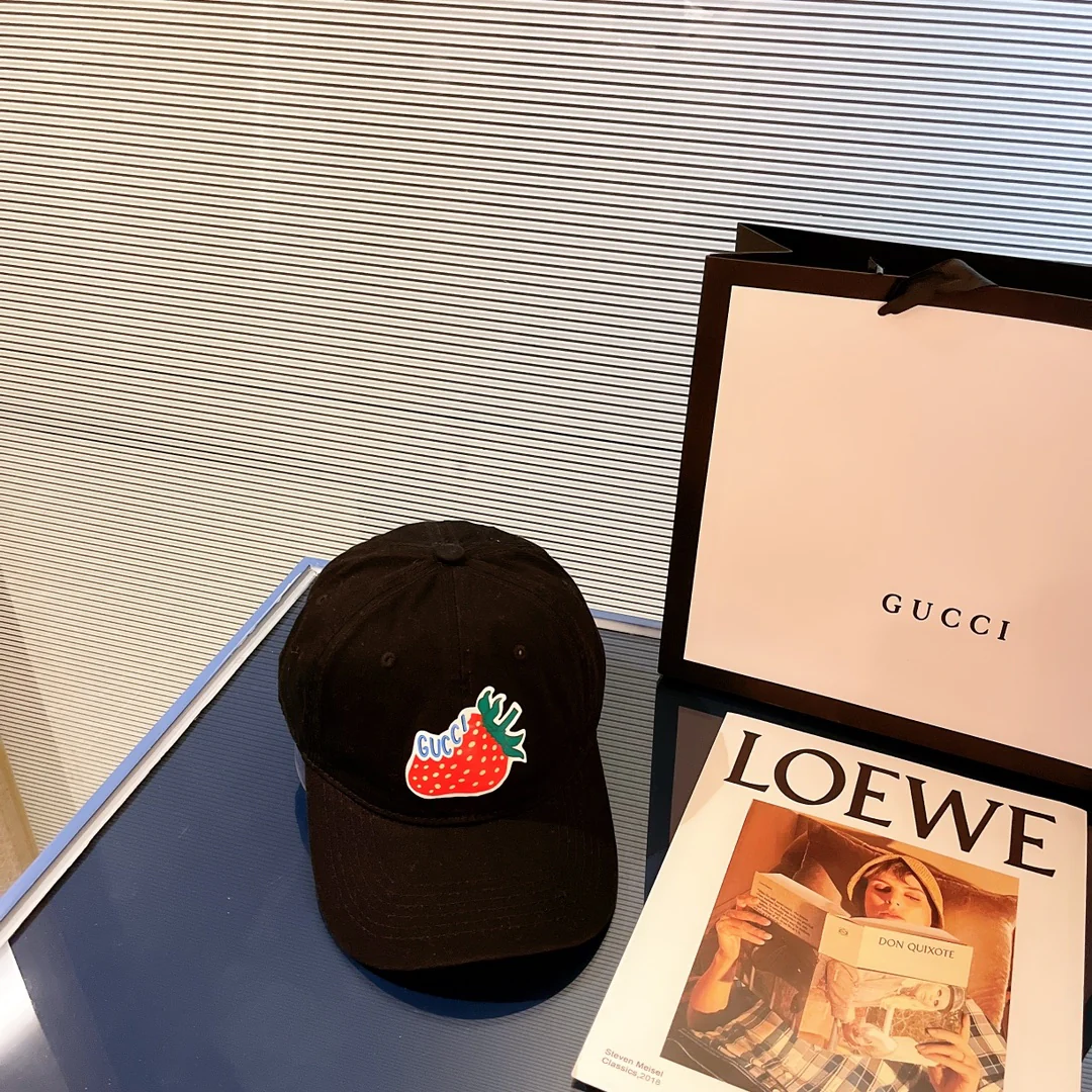 Бейсболка Gucci с клубничным узором