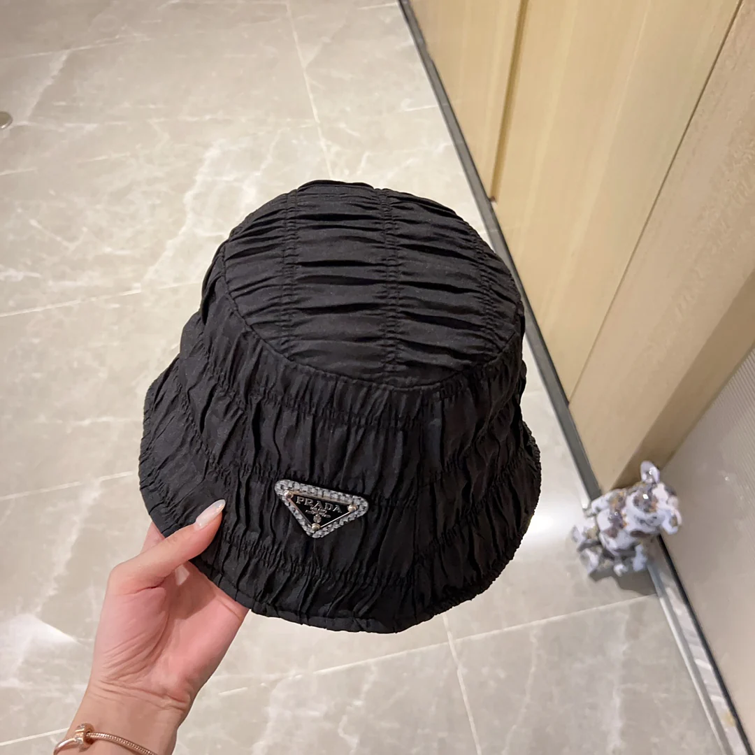 Новинка сезона осень-зима 2023 от Prada - Панама с эффектом потертости - Черная