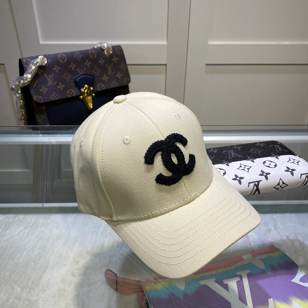 Chanel - Новые бейсболки в продаже в бутиках