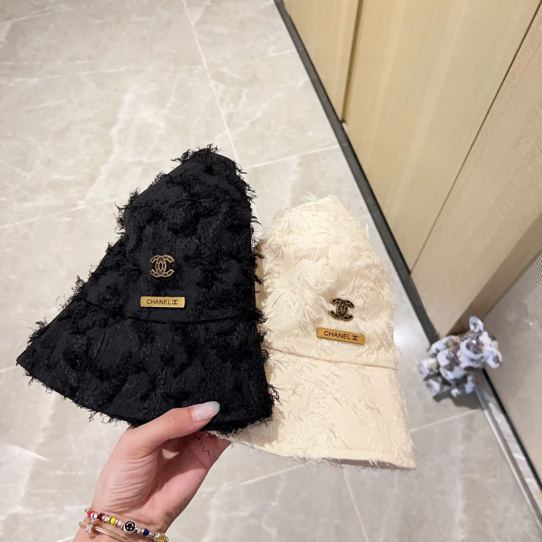 Новая коллекция Chanel ?Рыбацкая шляпа? сезона начало осени 2023 года — с перьями — черная.