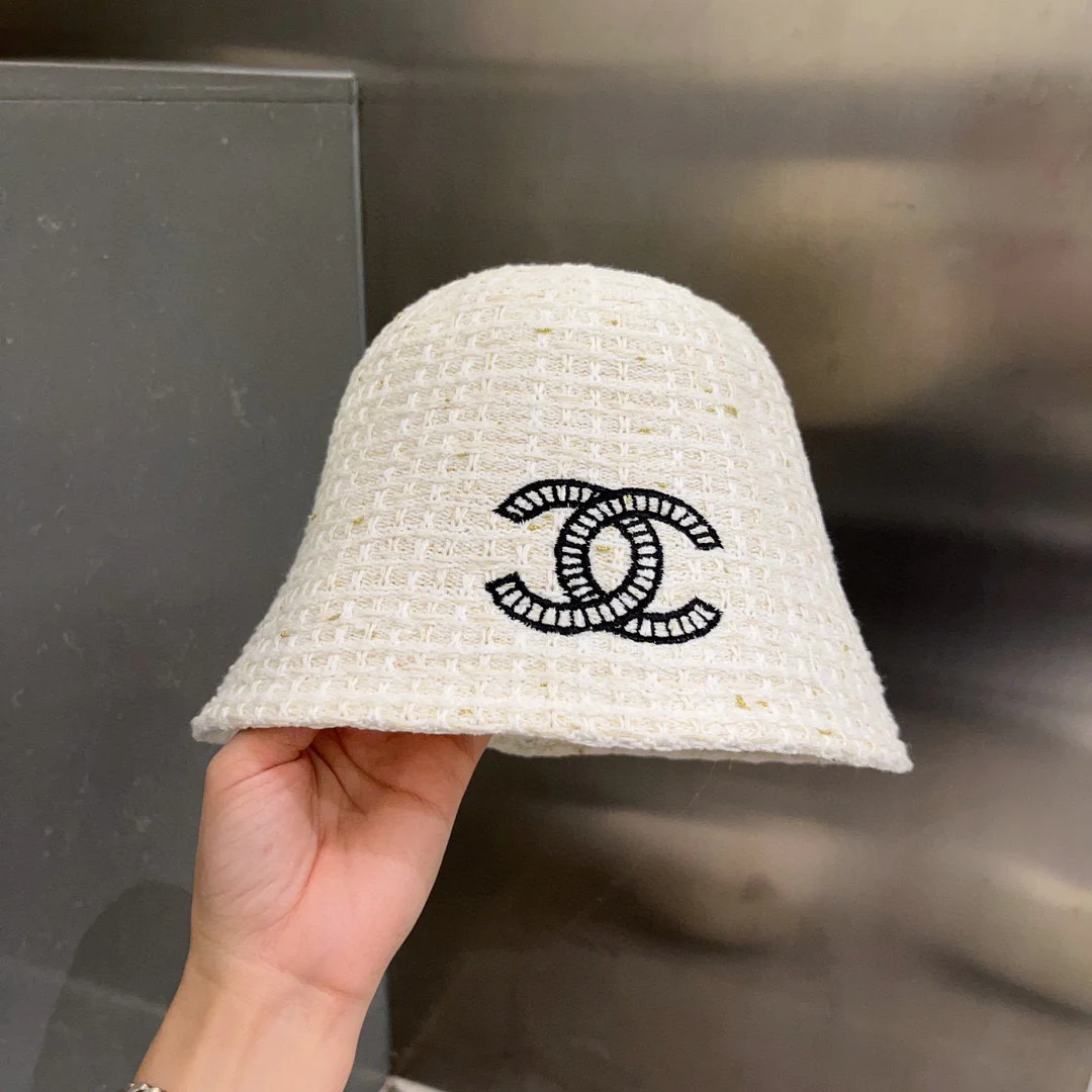 Новинка осенне-зимней коллекции Chanel: элегантная белая вязаная рыбацкая шапка.