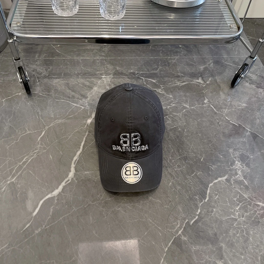 Бейсболка Balenciaga с градиентным логотипом
