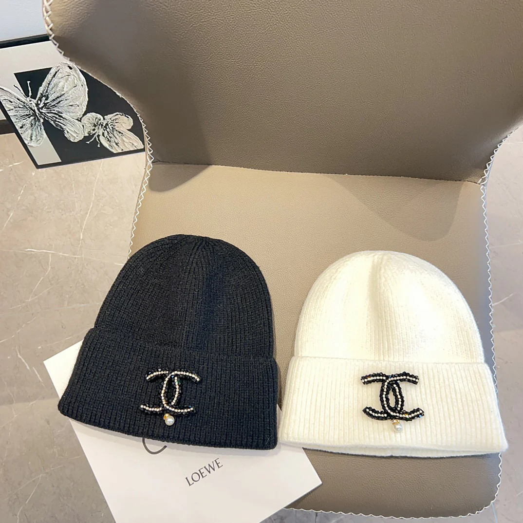 Вязаная шапка Chanel с вышивкой - белая