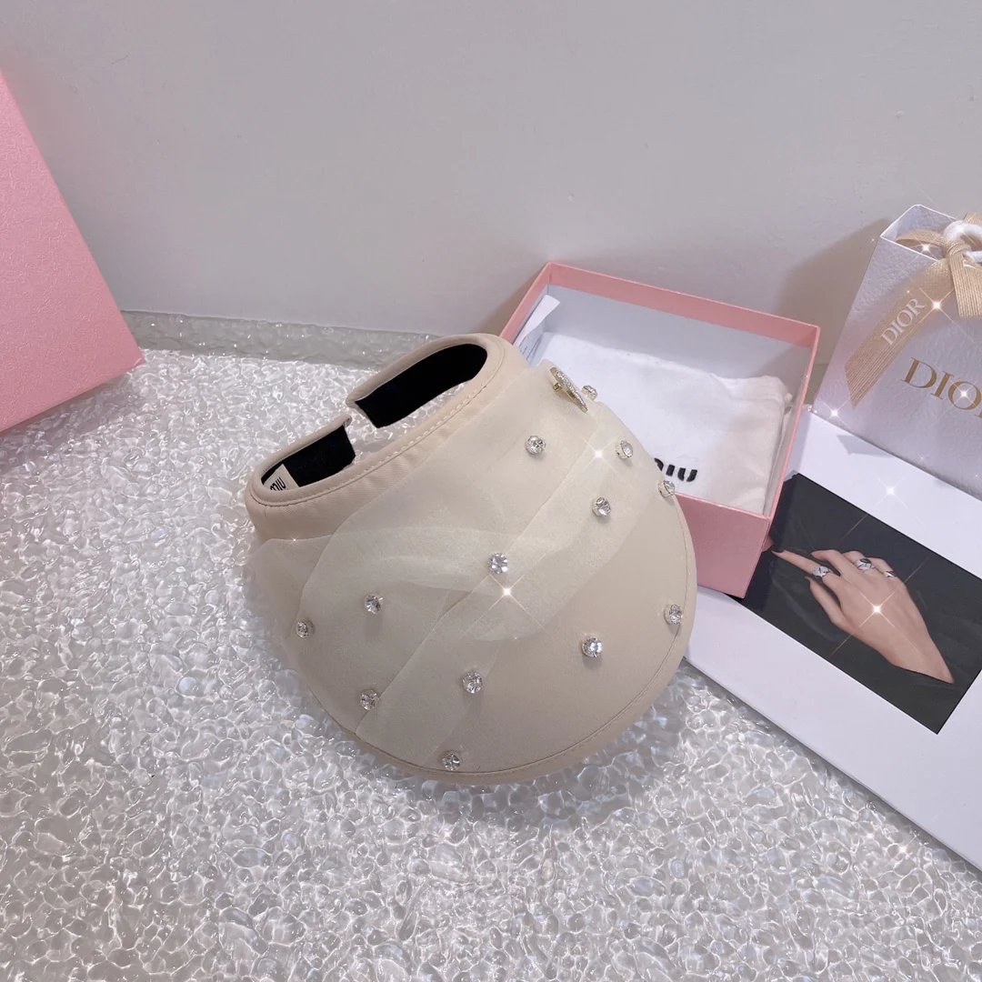 Miu Miu - Новая солнцезащитная шляпа с открытым верхом, украшенная стразами.