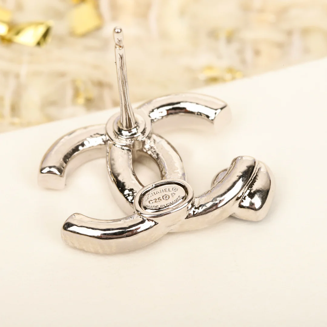 Chanel - Розовые серьги в форме сердца с двойной буквой С (25 пенсов)