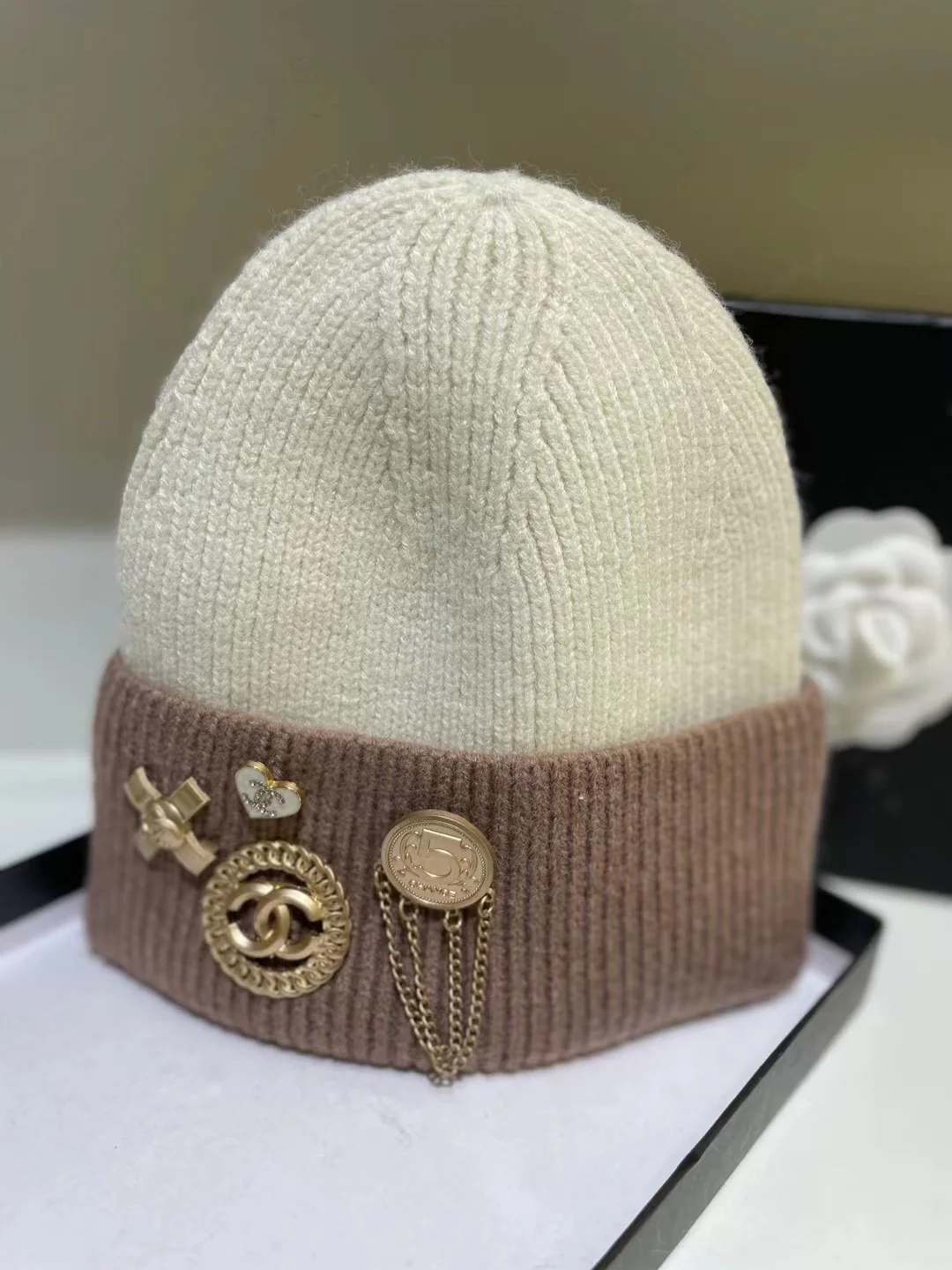 Chanel - Вязаная шапка с цветовыми блоками - 1