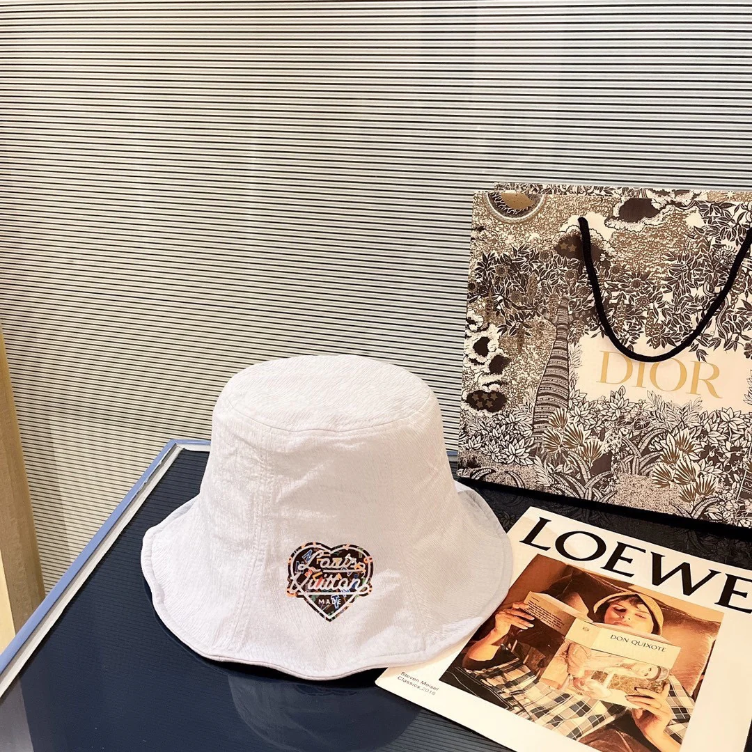 Рыбацкая шляпа с логотипом в виде сердца LV - 1