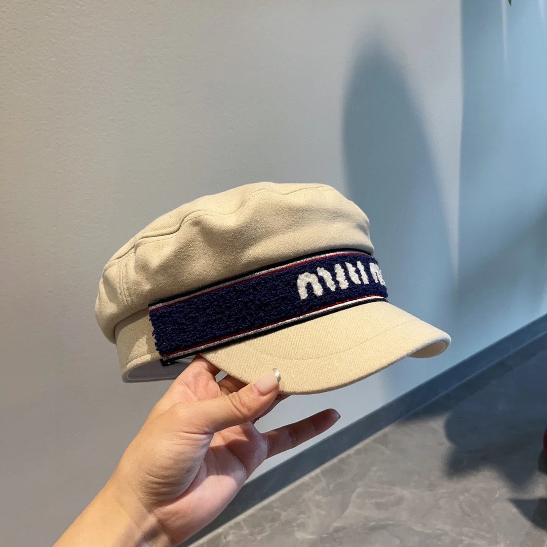 Бейсболка Miu Miu в форме буквы - белая