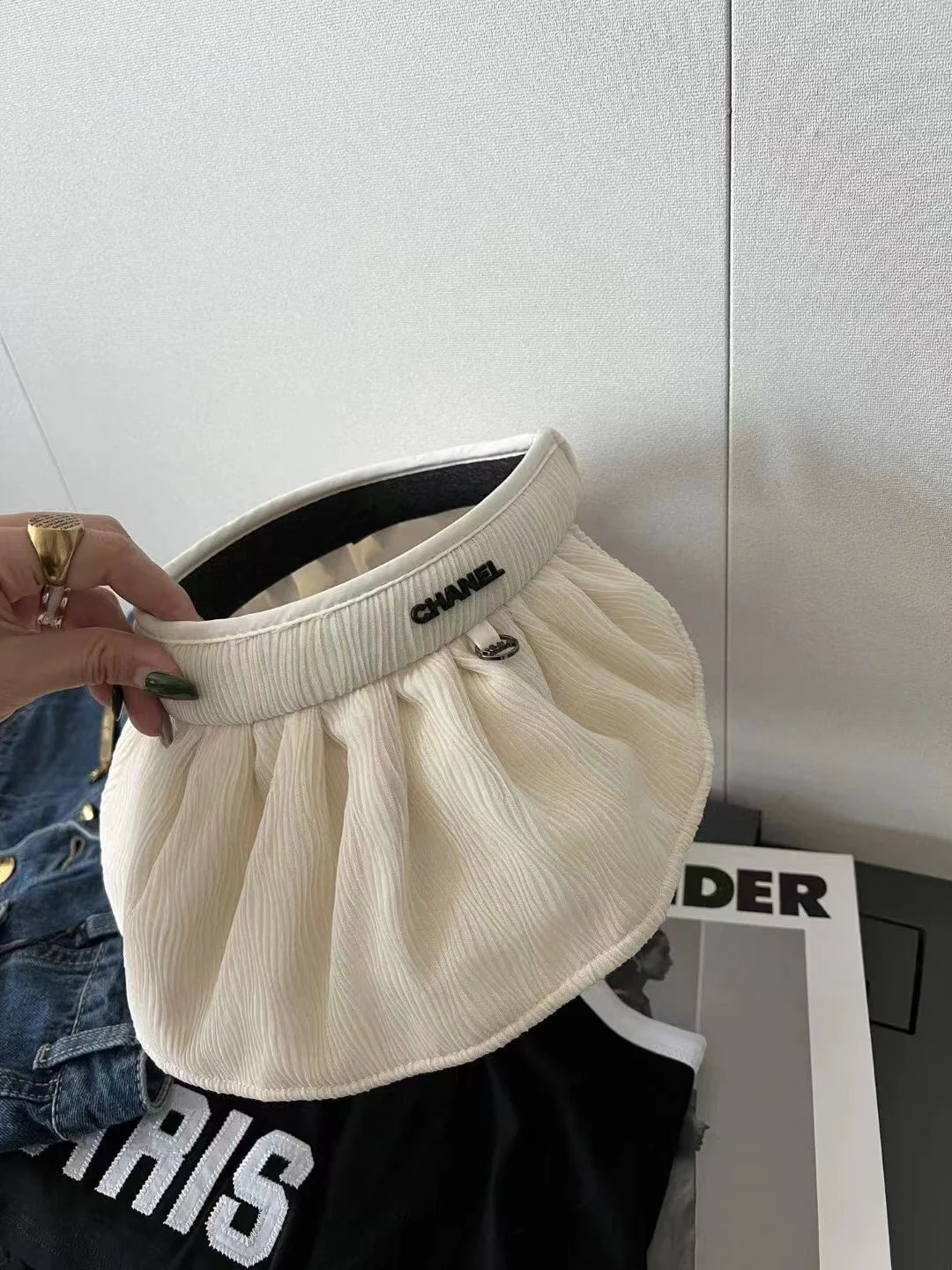 Солнцезащитная шляпа Chanel с открытым верхом - UVA