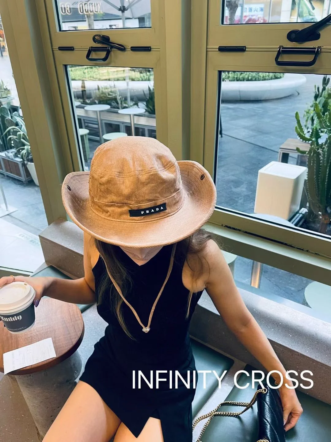 Рыбацкая шапка из вельвета на завязках от Prada, осенне-зимняя коллекция.