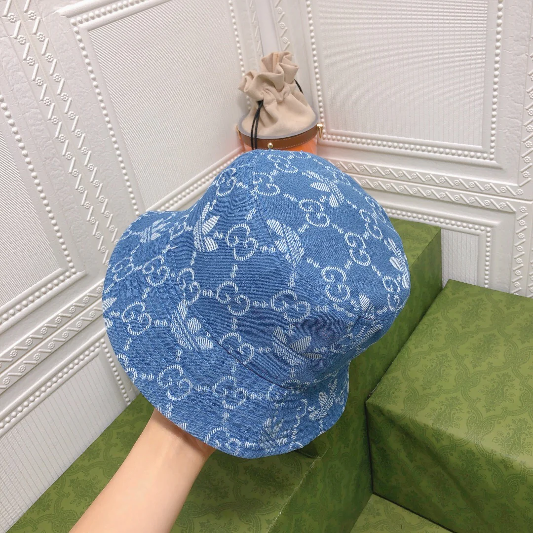 Панама, созданная в рамках сотрудничества Gucci и Adidas.