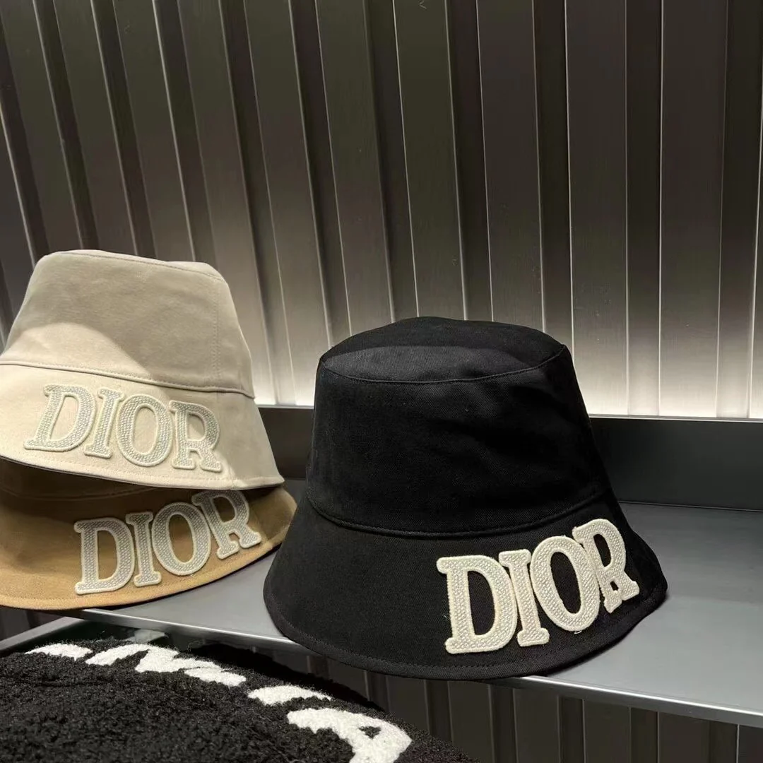 Dior - Стильная панама в британском стиле