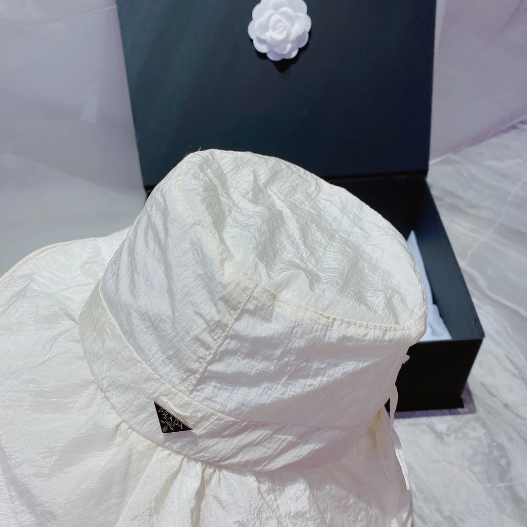 Солнцезащитная шляпа Prada из органзы — легкая и дышащая.