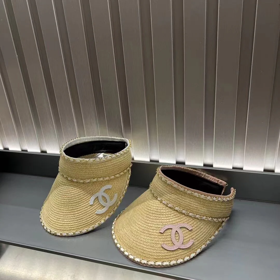 Шляпа от солнца Chanel с открытым верхом и цепочкой