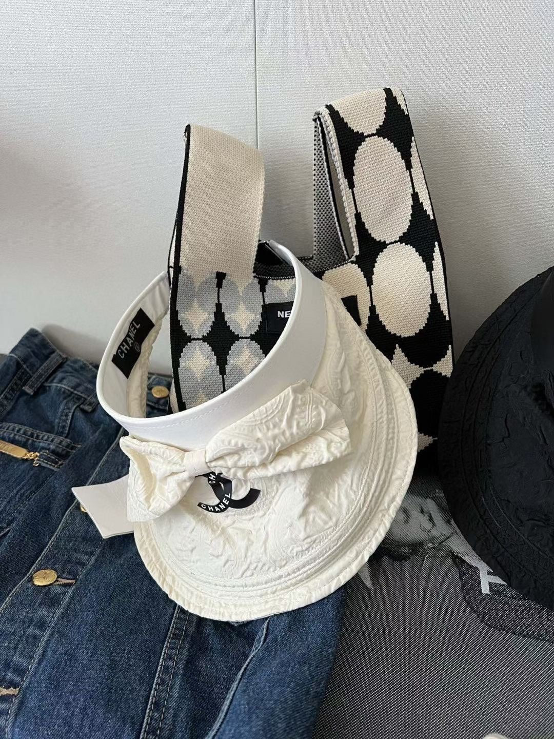 Солнцезащитная шляпа Chanel с бантом и открытым верхом - 2 цвета