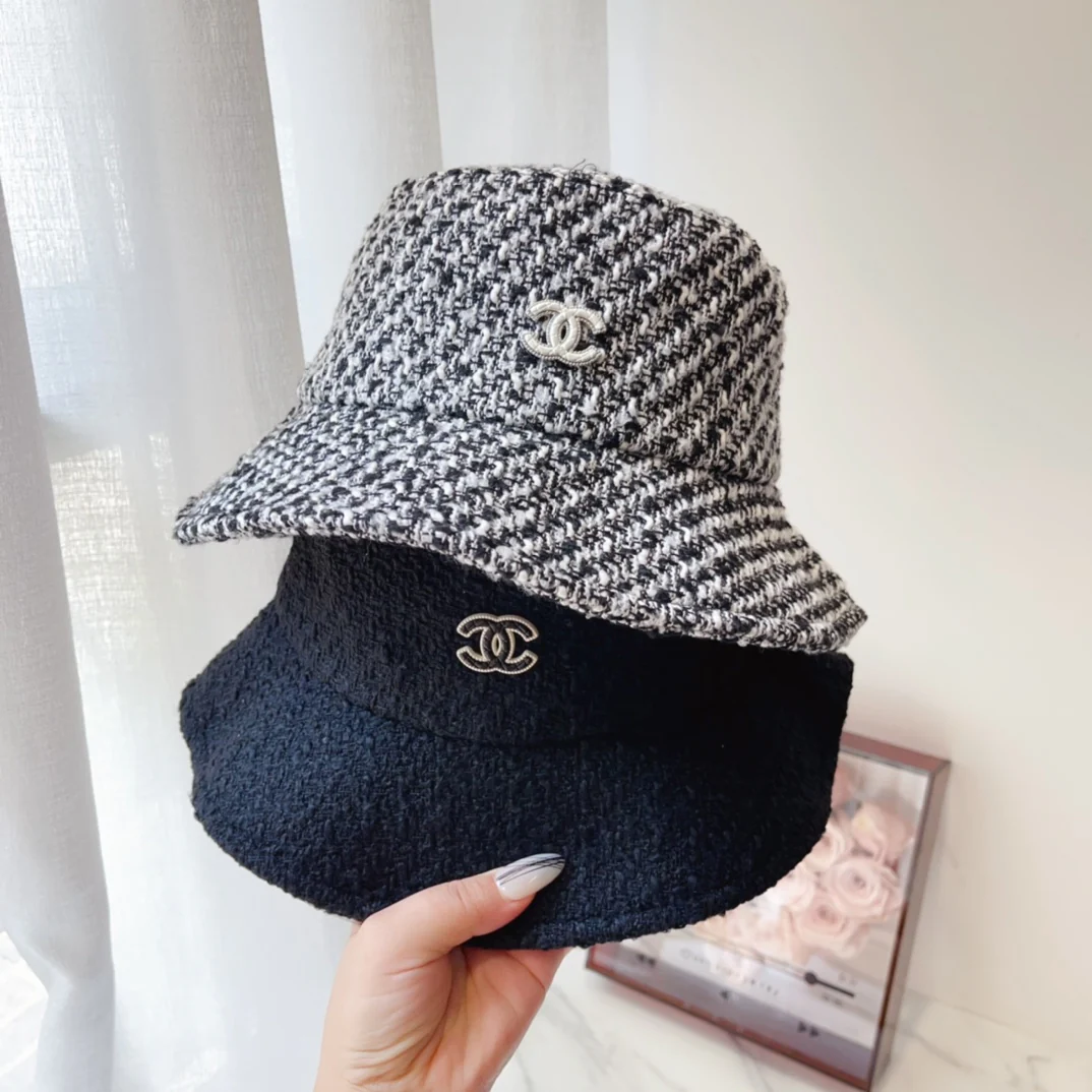 Chanel - Новая модель ранней осени: шерстяная клетчатая рыбацкая шляпа крупной вязки - черно-белая.