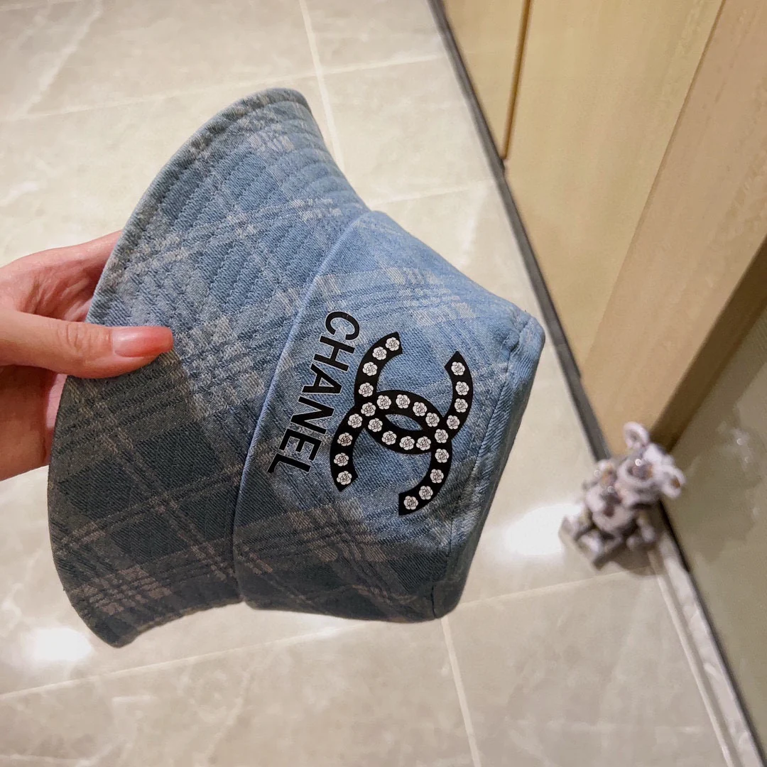 Новая летняя коллекция Chanel 2024: рыбацкая шляпа в клетку из денима, светло-голубая.