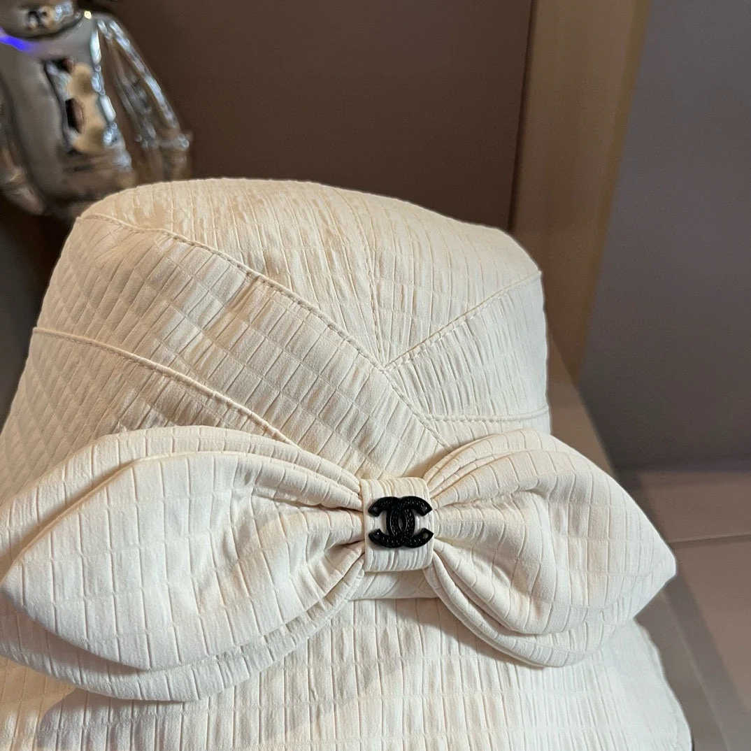 Chanel - Универсальная рыбацкая шляпа из парусины с бантом - Белая