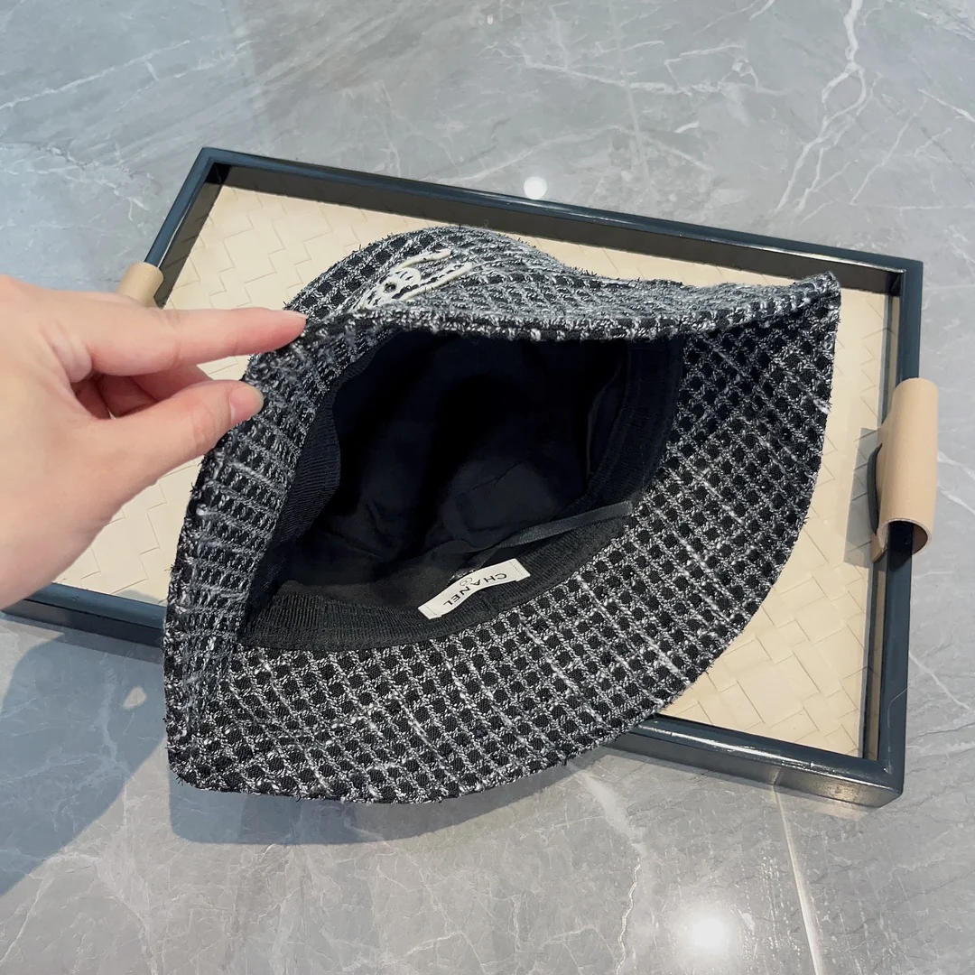 Шляпа Chanel из коллекции осень/зима, новая модель, плетеная, с вышивкой, черная.