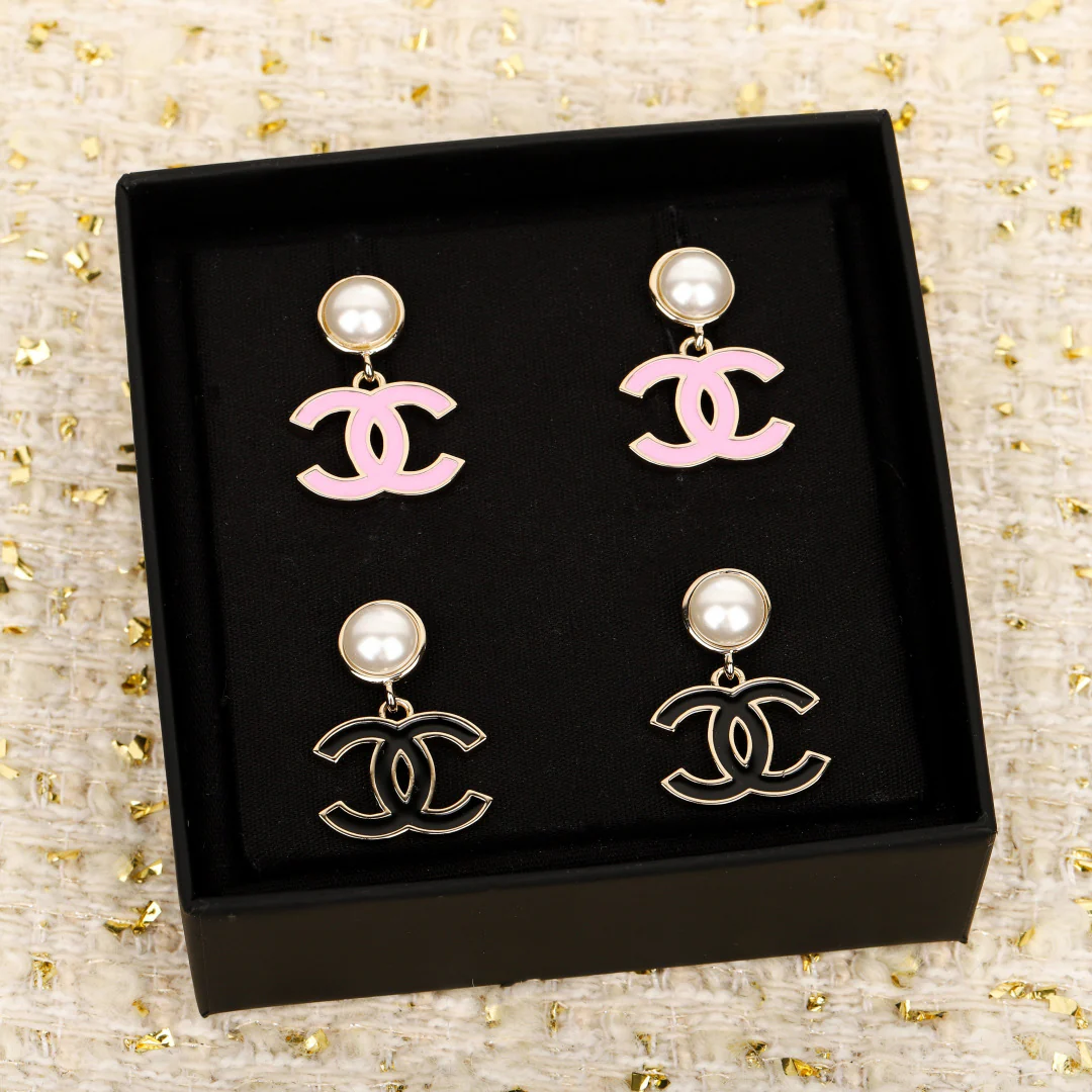 Серьги-подвески Chanel 25p с жемчугом, каплями и двойной буквой С — черно-розовые.