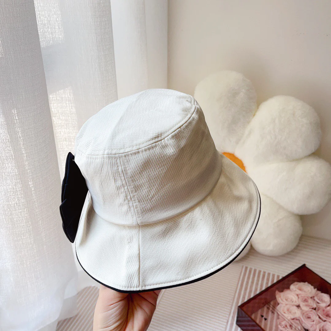 Новинка сезона весна/лето 2023 от Miu Miu - Панама с бабочкой - Белая