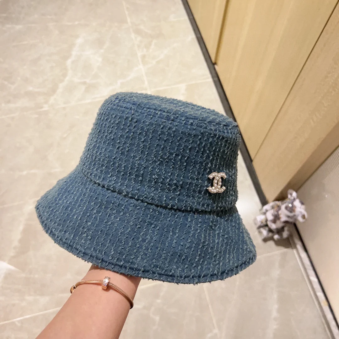 Новая ретро-шляпа рыбака в ковбойском стиле от Chanel 2023 года - темно-синяя.
