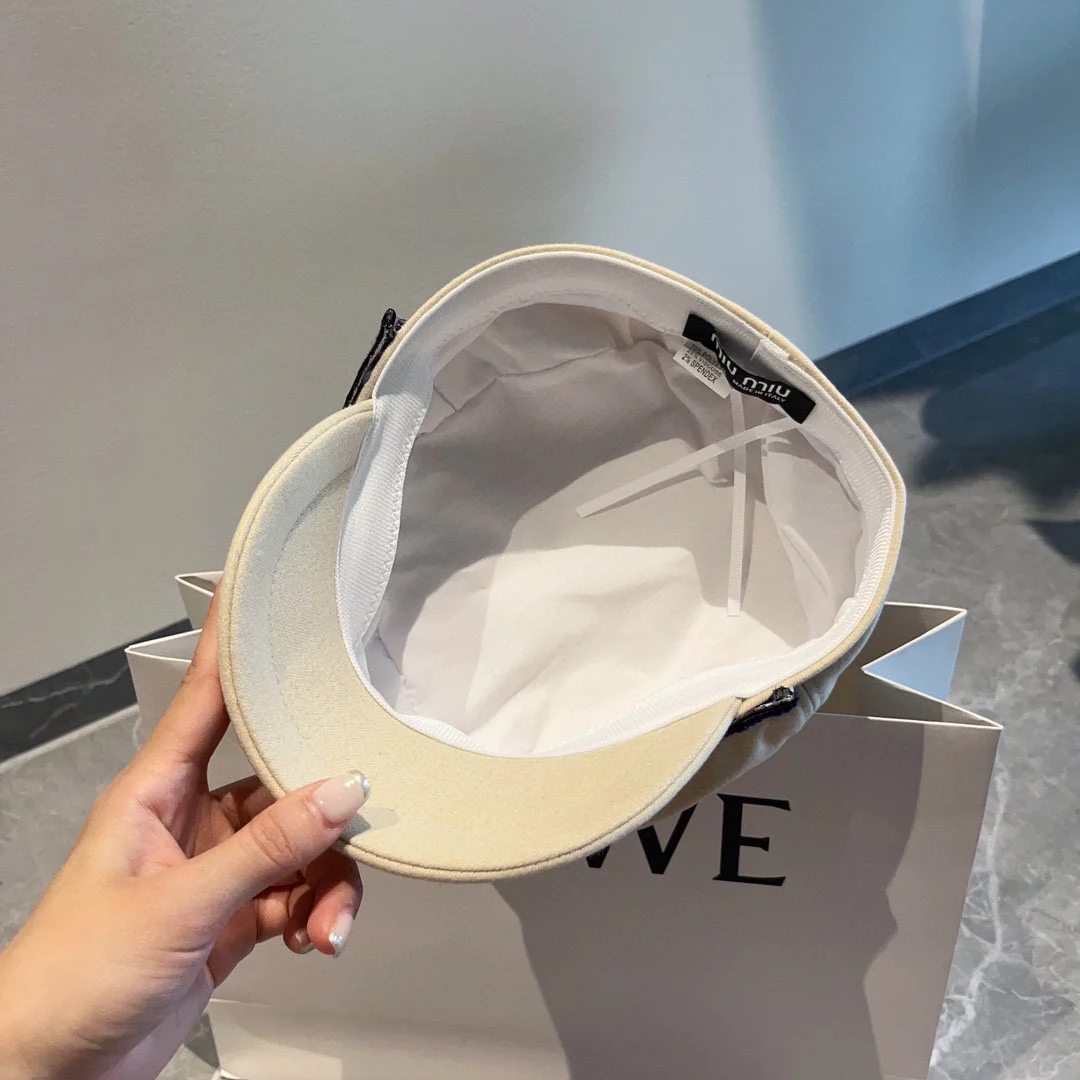 Бейсболка Miu Miu в форме буквы - белая