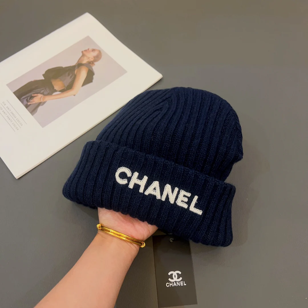 Chanel - Шапка с вышивкой и пайетками - Синяя