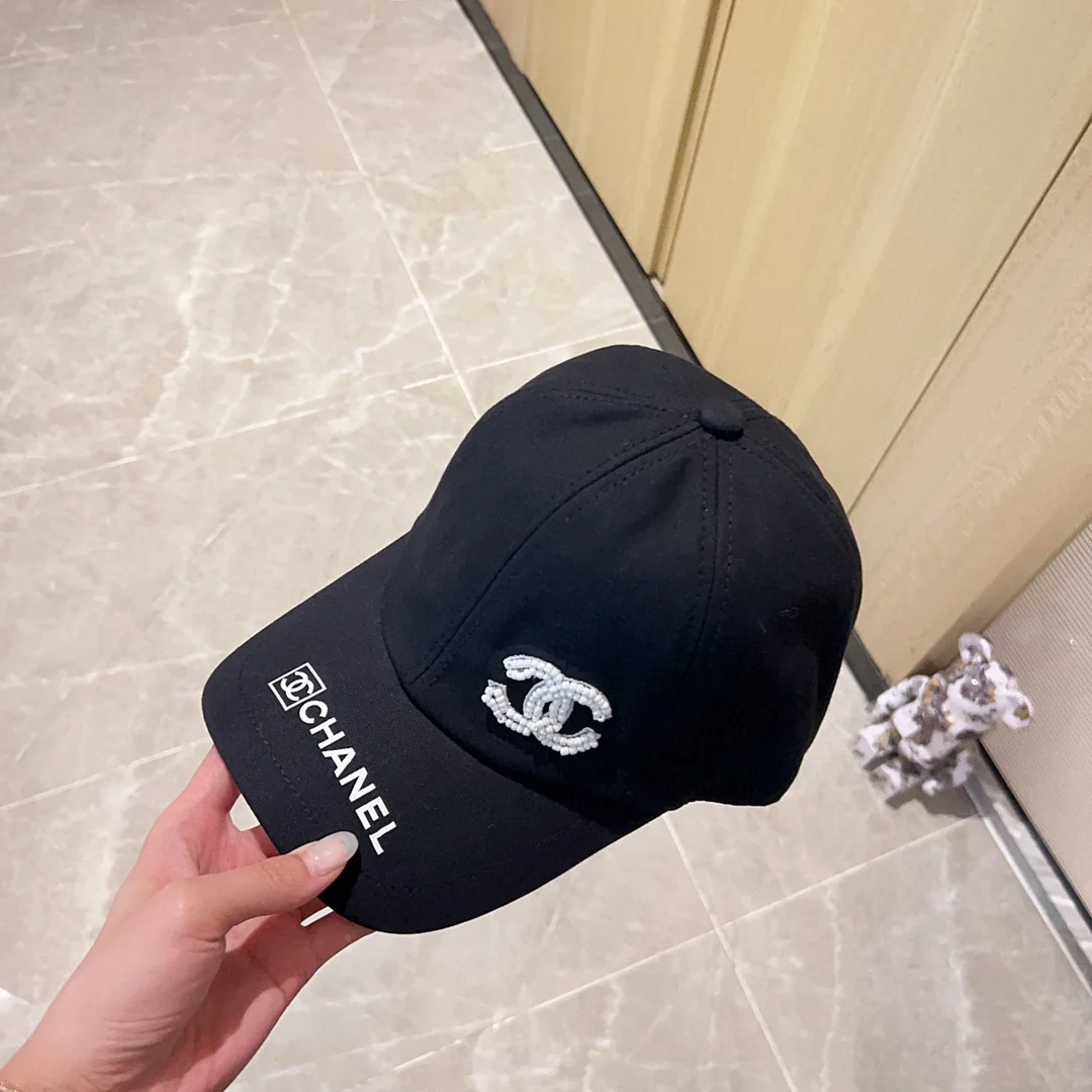 Новинка сезона весна/лето 2023 от Chanel - бейсболка с вышивкой - черная
