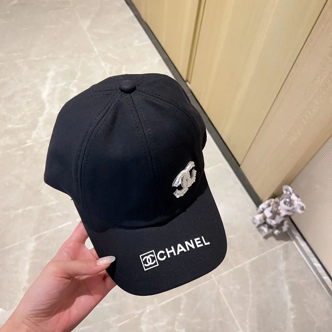 Новинка сезона весна/лето 2023 от Chanel - бейсболка с вышивкой - черная