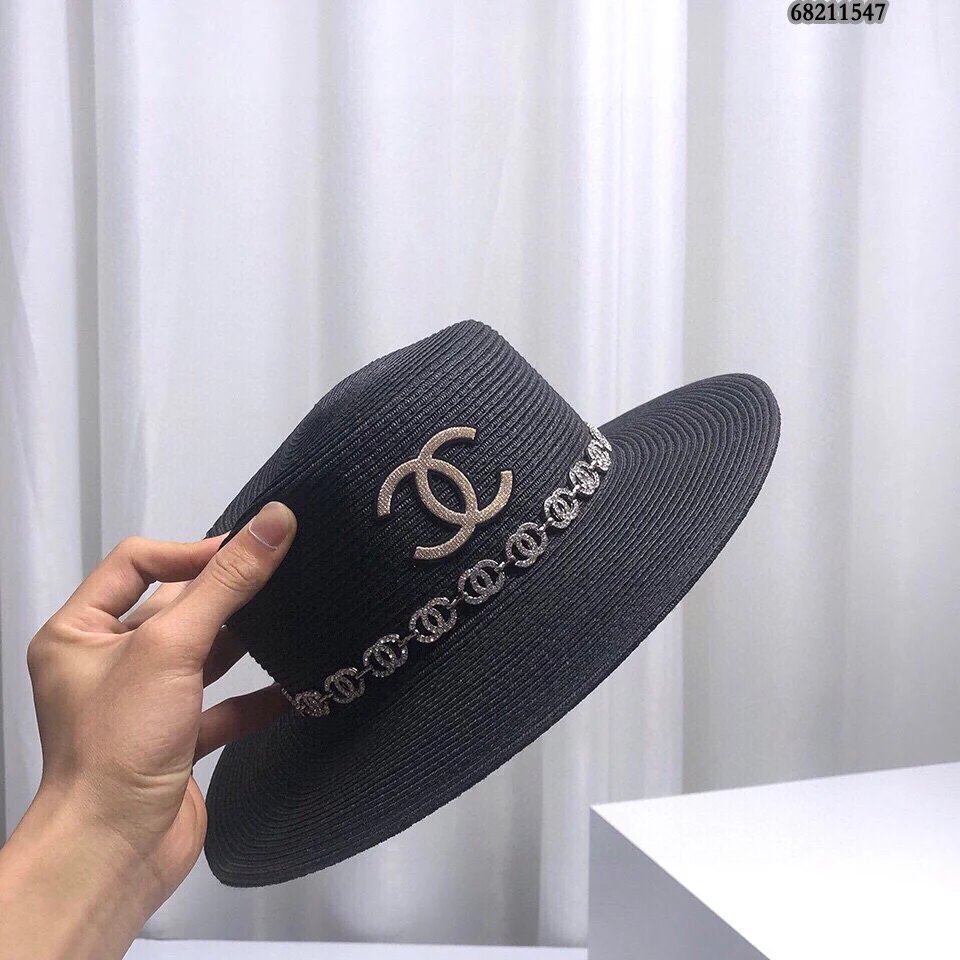 Новая соломенная шляпа Chanel 2022 года - черная.