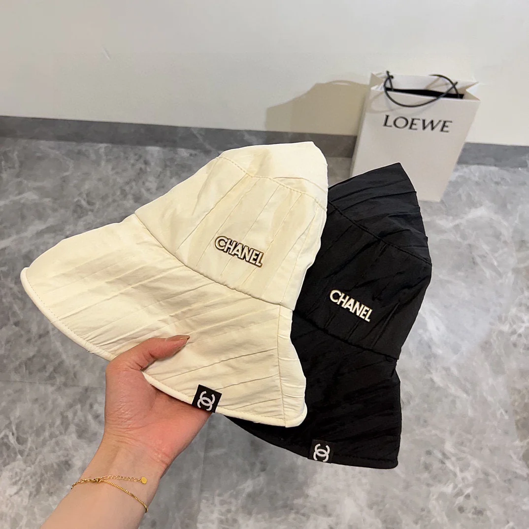 Новая минималистичная плиссированная солнцезащитная шляпа Chanel 2024 года - черная.