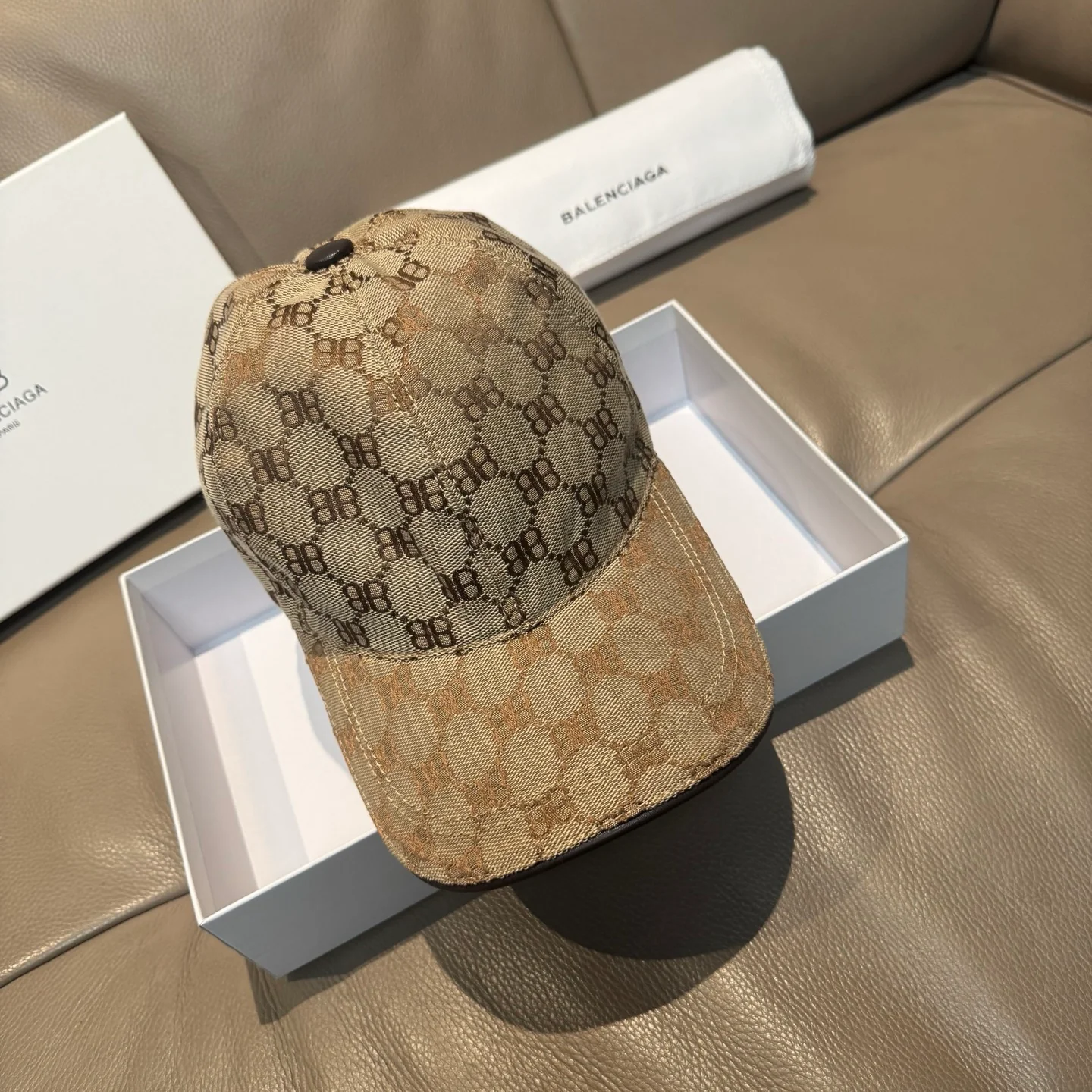 Бейсболка Balenciaga с двойной буквой B по всей поверхности.